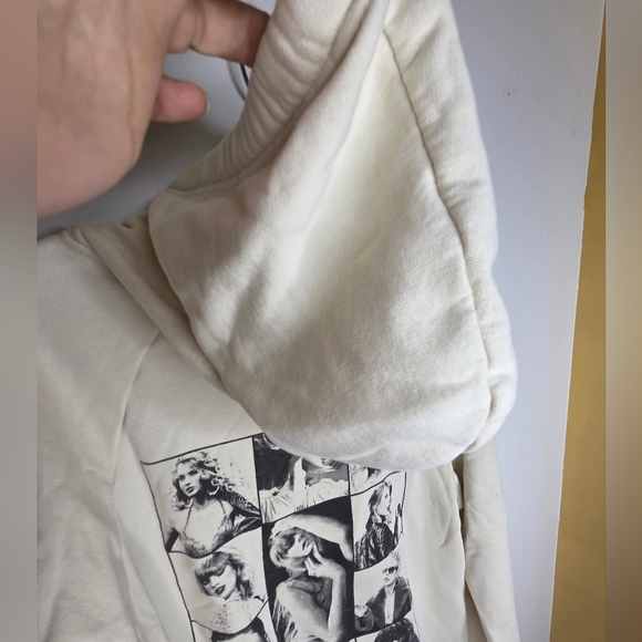 Taylor Swift Size M "The Eras Tour" Beige Cotton Blend Fabric - Picture 5 of 11